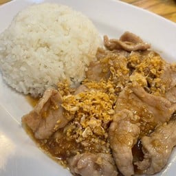 ข้าวหมูชิ้นกระเทียม