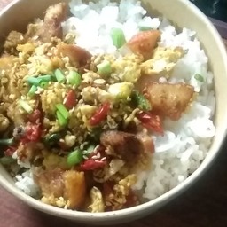 ข้าว (หมูกรอบ)คั่วพริกเกลือ