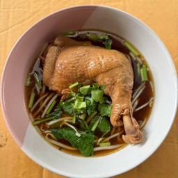 ก๋วยเตี๋ยวไก่น่องสะโพก