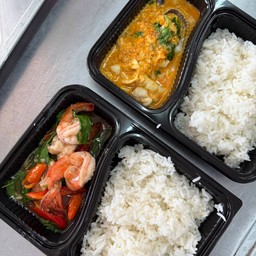 ผัดผงกะหรี่ทะเลราดข้าว