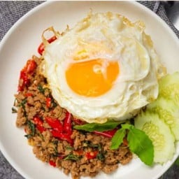 กระเพราเนื้อ ไข่ดาว