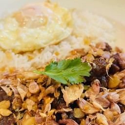 ข้าวเนื้ิอทอดกระเทียมพริกไทย