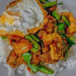 พริกแกงเนื้อ ใส่ถั่วฝักยาว (ไม่รวมไข่ดาว)