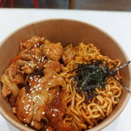 มาม่าเผ็ด+หมูสไปซี่โคชูจัง