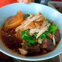 ก๋วยเตี๋ยวไก่ตุ๋น เนื้อล้วน