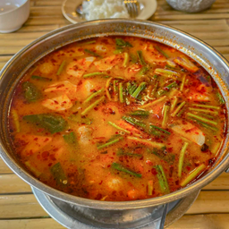 ต้มยำรวมมิตร หมู ไก่ (หม้อไฟ)