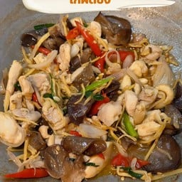 ไก่ผัดขิงราดข้าว