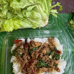 กระเพราหมูสับราดข้าว