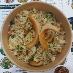 ข้าวผัดไข่ไส้กรอกไก่รมควันหนังกรอบ