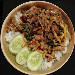 ข้าวกระเพราเนื้อหน่อไม้