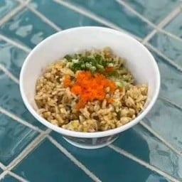 ข้าวผัดกระเทียมใส่ไข่และไข่กุ้ง