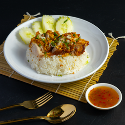 ข้าวหมูกรอบแซ่บ