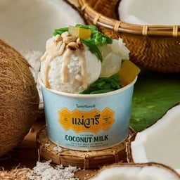 ในเซ็ทประกอบด้วยไอศครีมกะทิสดถ้วยใหญ่ 8oz. ลอดช่องใบเตย มันเชื่อม ลูกชิด ข้าวเหนียวมูน และถั่วลิสง