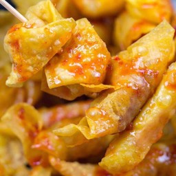 เกี๊ยวห่อไส้กรอกไก่หนังกรอบ ( ทอด )