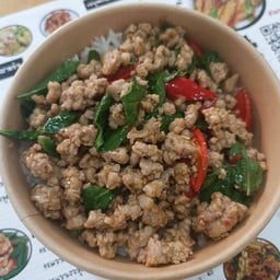 ข้าวราดหมูสับผัดพริกใบโหระพา