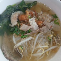 เส้นเล็กน้ำใสรวมเครื่องในหมูทุกอย่างไม่เครื่องในก็ได้ค่ะ