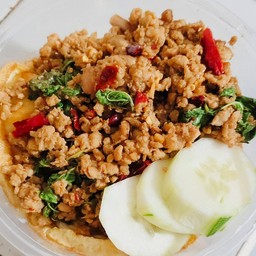 ข้าวไข่เจียวราดกะเพราหมูสับ