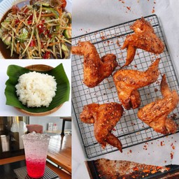 ส้มตำ ข้าวเหนียว ปีกไก่ น้ำ