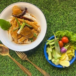 ขนมจีนน้ำยาป่าปลาร้าขาไก่