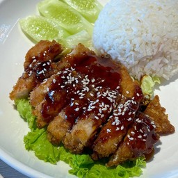 ข้าวไก่กรอบซอสเผ็ดเกาหลี