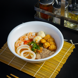 ก๋วยเตี๋ยวน้ำใส/ไม่ยำ หมู,ทะล