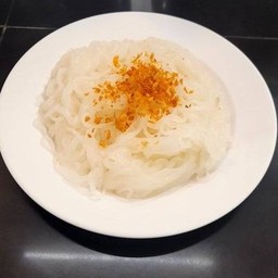 เส้นเล็กลวก (คลุกกระเทียมเจียว)