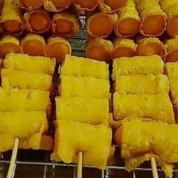 เกี๊ยวห่อไส้กรอกแดงในตำนาน ( ทอด )