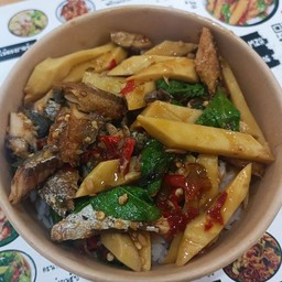 ข้าวกะเพราปลาทูเถื่อนหน่อไม้