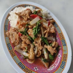 กะเพราหมูชิ้นราดข้าว