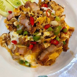 ข้าวหมูกรอบกระเทียมไข่คลุก
