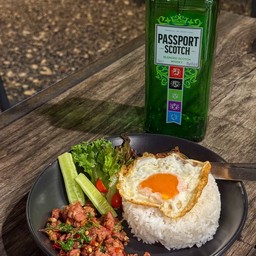 ข้าวกะเพราเนื้อชิ้น Original + ไข่ดาว.