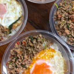 ข้าวกระเพราหมูสับไข่ดาว