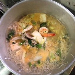 สุกี้น้ำทะเลรวมน้ำจิ้มงา