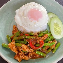 ข้าวผัดพริกเเกงไก่ ใส่ถั่ว