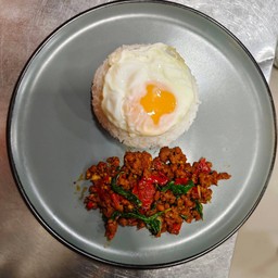 ข้าวกะเพราเนื้อสับ แถมฟรี ไข่ดาว