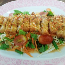 ยำหมูกรอบสามรส