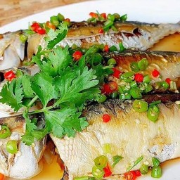 ปลาทู 3  ตัว ราดซอสน้ำปลา +พริกน้ำปลา