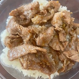 หมูกระเทียมราดข้าว