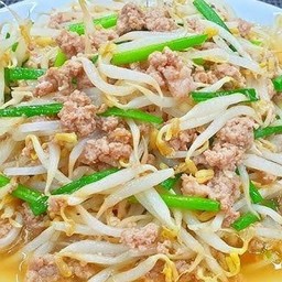 ถั่วงอกผัดหมูสับ(ใส่ต้นหอม) ราดข้าว