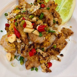 ข้าวหมูกระเทียมไข่คลุก