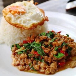 กะเพราเนื้อวัว ราดข้าว (ไม่รวมไข่ดาว)