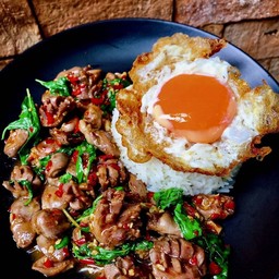 ข้าวกะเพราเครื่องในไก่รวม ไข่ดาว