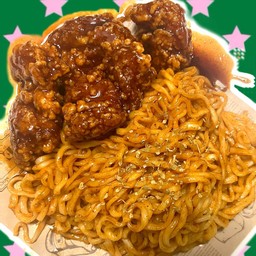 มาม่าซอสไข่เค็มออนท้อปด้วยไก่เผ็ดเกาหลี4ชิ้น