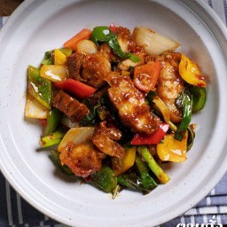 ผัดพริกเผาหมูกรอบพ่นไฟ(กับข้าว)