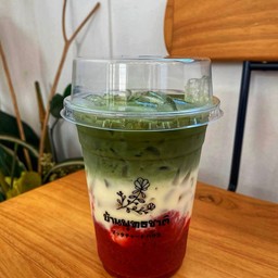 ชาเขียวมัจฉะสตอเบอรี่ลาเต้เย็น