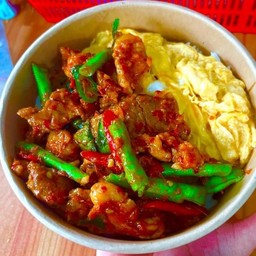 หมูชิ้นผัดพริกแกง + ไข่ข้น