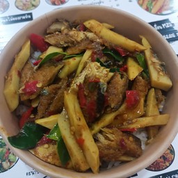 ปลาทูเถื่อนผัดพริกแกงใต้หน่อไม้ราดข้าว