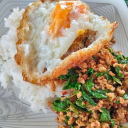 กระเพราหมูสับไข่ดาว