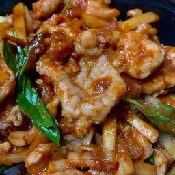 ผัดพริกแกงหน่อไม้ดองหมูชิ้น