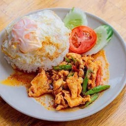 ข้าวผัดพริกแกงไก่+ ไข่ดาว